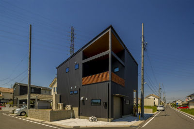 吹き抜けで開放感あふれるリビング_外観(グルービーホームの施工事例)